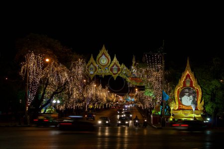 Foto de Bangkok, Tailandia - 14 de agosto de 2007: Camino iluminado de Ratchadamnoen Nok hacia Ananta Samakhom Throne Hall. - Imagen libre de derechos