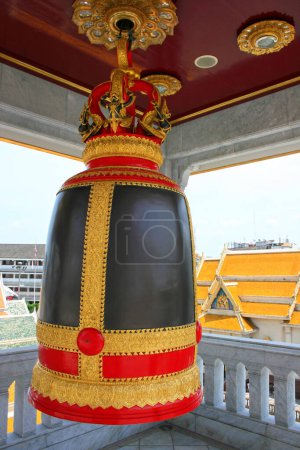 Una campana de Wat Traimit Witthayaram Worawihan en Bangkok, Tailandia.