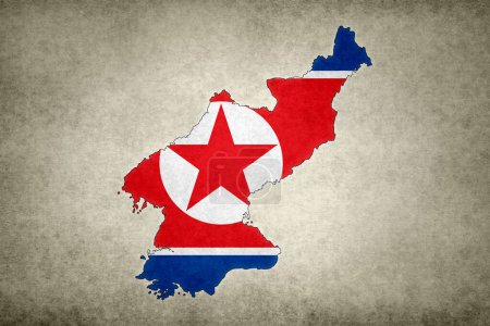 Mapa grunge de Corea del Norte con su bandera impresa dentro de su frontera en un papel viejo.