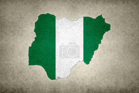 Grunge-Karte von Nigeria mit seiner Flagge, die innerhalb seiner Grenze auf einem alten Papier gedruckt ist.