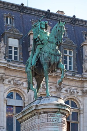 La statue équestre d'Etienne Marcel dessinée par le sculpteur Antonin Idrac en 1888 sur le quai de l'Hôtel-de-Ville. Marcel fut le prévôt des marchands de Paris sous le règne de Jean le Bon, de 1354 à 1358.