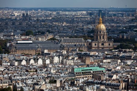 Téléchargez les photos : Paysage urbain de Paris avec les Invalides ainsi que Notre Dame, la Colonne Vendme, les colonnes de la Barrire du Trne, le Panthon, le XoSaint-Sulpice, l'Universite Paris Descartes et l'Eglise de St Germain des Prés - en image libre de droit