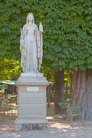 Statue von Berthe Ou Bertrade, Königin von Frankreich (710 bis 783) im Jardin du Luxembourg in Paris. Diese Skulptur ist Teil einer Reihe weißer Marmorstatuen von Frauen, die die zentralen Gärten und den Teich flankieren.