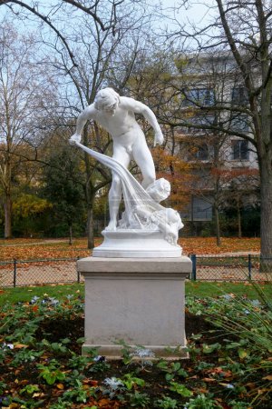 Statue en marbre intitulée "Pecheur ramenant dans ses filets la tete d'Orphee" (Pêcheur apportant dans ses filets la tête d'Orphée)).
