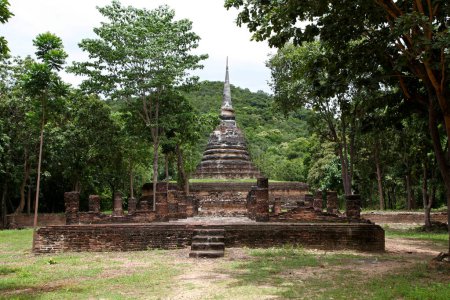 Wat Chedi Ngam est un temple situé à environ 2,5 kilomètres à l'ouest du mur de la ville occidentale de Sukhothai en Thaïlande.