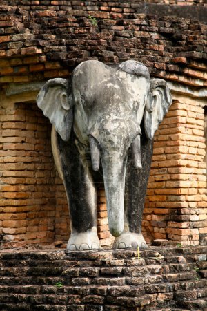 Estatua de elefante adornando Wat Chang Lom en Sukhithai, Tailandia.