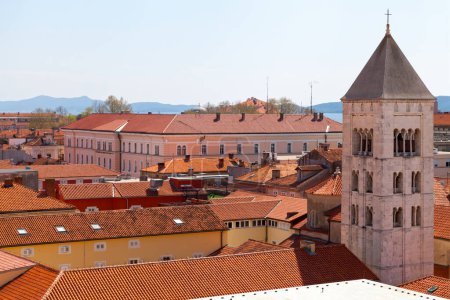 Glockenturm der Marienkirche, einem Benediktinerkloster in Zadar, Kroatien. Es wurde 1066 auf der Ostseite des alten römischen Forums gegründet..