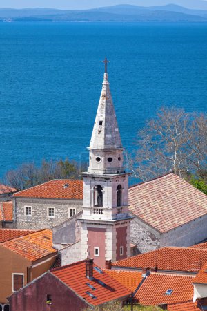 Glockenturm der Kirche und des Klosters des Hl. Franziskus (kroatisch: Convento di S. Francesco) in der Altstadt von Zadar, Kroatien.