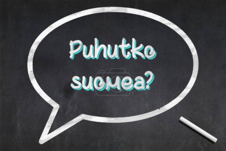 Tafel mit einer in der Mitte gezeichneten Blase mit dem kurzen Satz auf Finnisch "Puhutko suomea? ", was so viel bedeutet wie" Sprichst du Finnisch??".