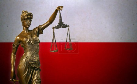 Téléchargez les photos : Gros plan d'une petite statuette en bronze de Lady Justice devant un drapeau de Pologne. - en image libre de droit