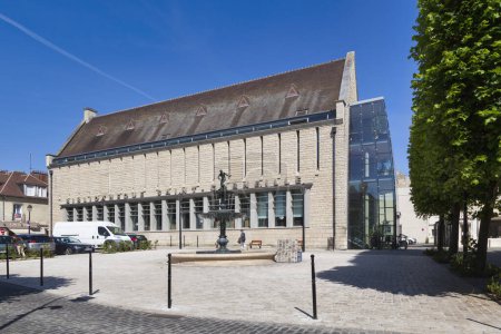 Foto de Compiegne, Francia - 27 de mayo de 2020: La biblioteca de Saint-Corneille es una biblioteca catalogada situada en la antigua abadía de Saint-Corneille. - Imagen libre de derechos