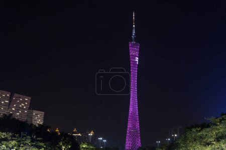 Téléchargez les photos : Guangzhou, Chine - 15 août 2018 : La tour de Canton est une tour d'observation polyvalente de 604 mètres de haut dans le district de Haizhu de la ville de Guangzhou, dans le Guangdong. - en image libre de droit