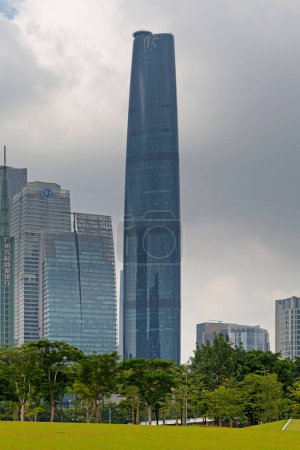 Foto de Guangzhou, China - 15 de agosto de 2018: El Guangzhou International Finance Centre (también llamado Guangzhou West Tower) es un rascacielos de 103 plantas, 438.6 m (1,439 ft) en Zhujiang Avenue West en el distrito de Tianhe de Guangzhou, Guangdong.. - Imagen libre de derechos