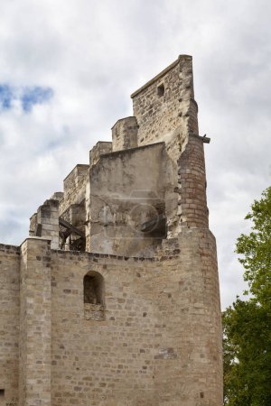 Foto de La fortaleza de Clermont o castillo de los condes de Clermont-en-Beauvaisis es el resto de un castillo feudal que data del siglo XI situado en Clermont (Oise). Fue una vez una prisión durante el siglo XIX antes de que colapsara.. - Imagen libre de derechos