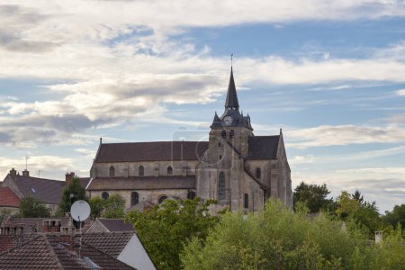 The Saint-Martin church is a parish Catholic church located in Mareuil-sur-Ourcq, in the Oise. It is a very homogeneous building in Gothic style, which was built during the first half of the thirteenth century.