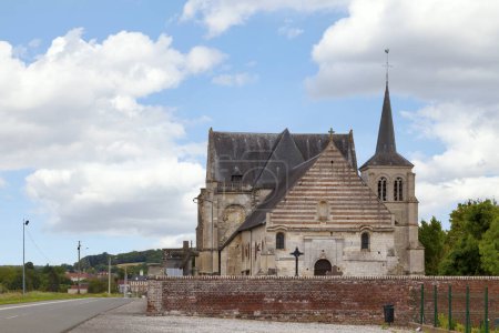 Die Kirche Saint-Ouen in Therdonne, einer kleinen Stadt außerhalb von Beauvais, Hauts-de-France