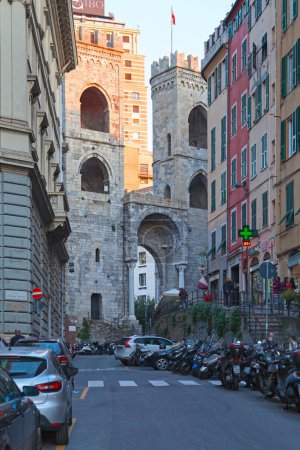 Foto de Génova, Italia - 29 de marzo de 2019: La Porta Soprana es la puerta más conocida de las antiguas murallas de Génova. - Imagen libre de derechos