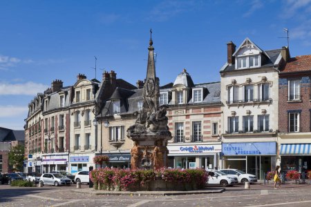 Téléchargez les photos : Noyon, France - 09 septembre 2020 : La fontaine du Dauphin est située au milieu de la place Bertrand Labarre en face de la mairie. - en image libre de droit