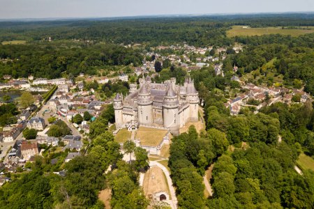 Téléchargez les photos : Pierrefonds, France - 26 mai 2020 : Le château de Pierrefonds est un imposant château situé dans le département de l'Oise, dans la région Hauts-de-France, à la lisière sud-est de la forêt compiégne. - en image libre de droit