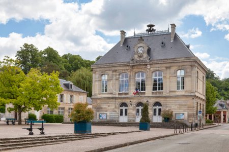Téléchargez les photos : Pierrefonds, France - 25 mai 2020 : La mairie située en face du lac. - en image libre de droit