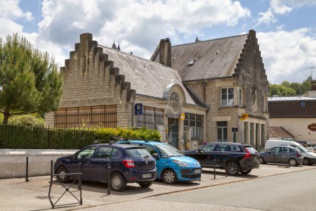 Téléchargez les photos : Pierrefonds, France - 25 mai 2020 : L'ancien bureau de poste situé en face du lac. - en image libre de droit