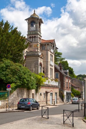 Téléchargez les photos : Pierrefonds, France - 25 mai 2020 : La Villa La Colombine est une maison de style florentin située rue du Beaudon dans le centre-ville. - en image libre de droit