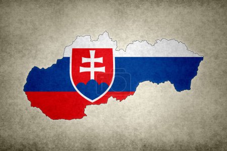 Mapa grunge de Eslovaquia con su bandera impresa dentro de su frontera en un papel viejo.