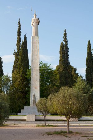 Die Statue von Athena Parthenos in Pedion tou Areos (Athen) ist ein Denkmal für die im Zweiten Weltkrieg in Griechenland gefallenen Briten, Australier und Neuseeländer.
