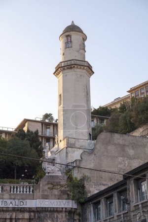 Foto de En Génova, en el jardín del Palazzo Lomellino en Via Garibaldi, hay una torre alta situada entre el jardín inferior y el superior contra el muro de contención, precisamente para permitir el paso de un nivel a otro. - Imagen libre de derechos