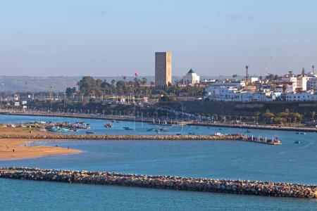 La rivière Bou Regreg à Rabat avec derrière, l'esplanade Yacoub al-Mansour avec ses deux monuments, la Tour Hassan et le Mausolée de Mohammed V.