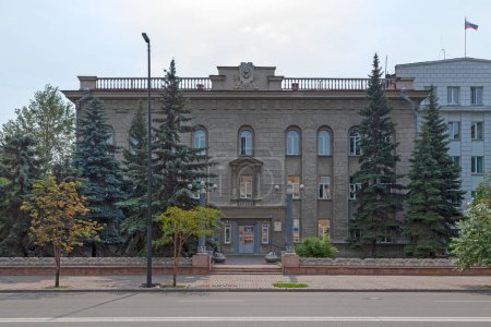 Téléchargez les photos : Krasnojarsk, Russie - 23 juillet 2018 : Bâtiment de la gestion de la protection sociale de la population de l'administration centrale du district. - en image libre de droit