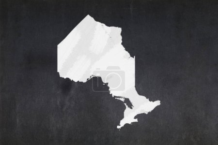Tableau noir avec une carte de la province de l'Ontario (Canada) dessinée au milieu.