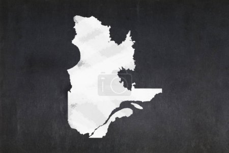 Tableau noir avec la carte de la province de Québec (Canada) dessinée au milieu.