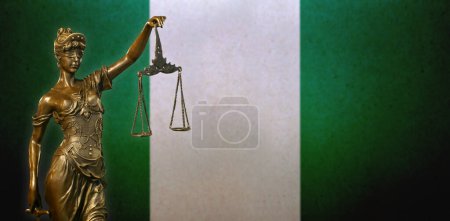 Nahaufnahme einer kleinen Bronzestatuette der Lady Justice vor einer Flagge Nigerias.