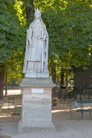Statue de la reine Mathilde, duchesse de Normandie (1031-1083) au Jardin du Luxembourg à Paris. Cette sculpture fait partie d'une série de statues en marbre blanc de femmes qui bordent les jardins centraux et l'étang.