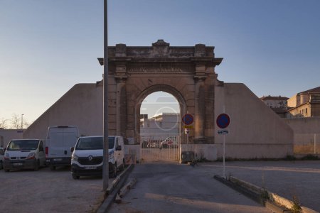 Téléchargez les photos : Toulon, France - 24 mars 2019 : Ancienne porte du pénitencier départemental de Toulon - en image libre de droit