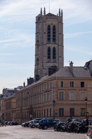 Téléchargez les photos : Paris, France - 07 juillet 2017 : La Tour Clovis est le clocher de l'ancienne abbaye royale de Sainte-Geneviève, au cœur du Quartier Latin de Paris. C'est aujourd'hui l'un des meilleurs lycées de France, le Lycée Henri IV. - en image libre de droit