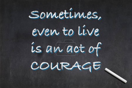 Pizarra con una cita del filósofo Seneca: A veces, incluso vivir es un acto de coraje.