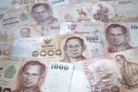 Stapel thailändischer Baht-Banknoten als Hintergrund.