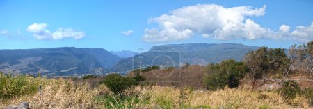 Blick auf die als "La Roche Ecrite" bekannten Berge von der Küste in Saint Denis, La Réunion.