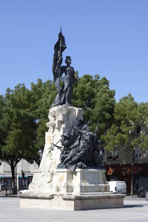 Foto de Saint-Dizier, Francia - 25 de junio de 2020: La estatua del capitán Lalande conmemora un episodio olvidado de la historia, la heroica resistencia de los Bragards (habitantes de Saint-Dizier) durante el asedio impuesto por el ejército de Carlos V en julio agosto de 1544. - Imagen libre de derechos