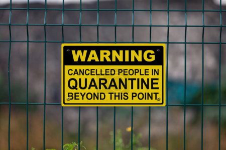 Warnschild an einem Zaun mit der Aufschrift "Achtung, ausgefallene Personen in Quarantäne""