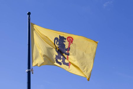 Flagge des Bischofssitzes von Leon (Finistere) weht in der Luft.