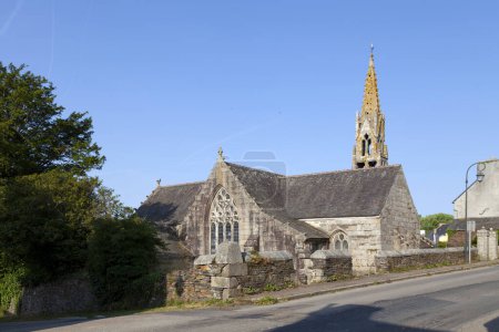 Téléchargez les photos : L "église Sainte-Geneviève est une église paroissiale catholique située dans le petit village de Loqueffret à Finistère, en Bretagne.. - en image libre de droit