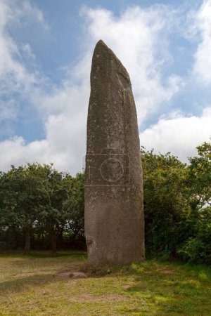 The menhir of Kerloas, also called menhir of Kervatoux, is located in Plouarzel in the department of Finistere. It is considered the highest standing menhir, with its 9,50 m above ground.