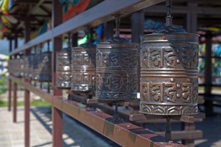Spinnende tibetisch-buddhistische Gebetsmühlen bei Datsan Rinpoche Bagsha in Ulan-Ude, der Hauptstadt der Republik Burjatien in Russland.
