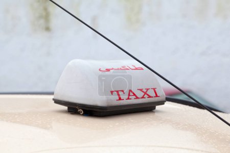 Primer plano de un cartel de Taxi en Tanger, Marruecos.