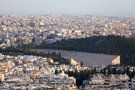 Luftaufnahme des Panathenischen Stadions in Athen. Hier fanden 1896 die ersten modernen Olympischen Spiele statt, die heute feierliche Veranstaltungen und Live-Konzerte beherbergen..
