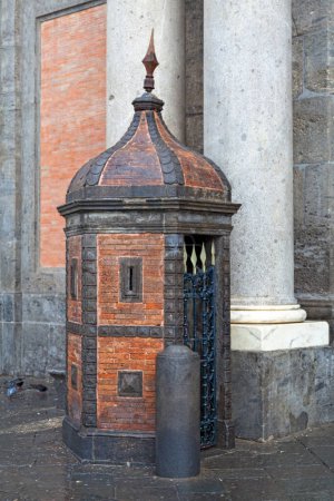 Caja de centinela fuera de la entrada principal del Palacio Real de Nápoles.