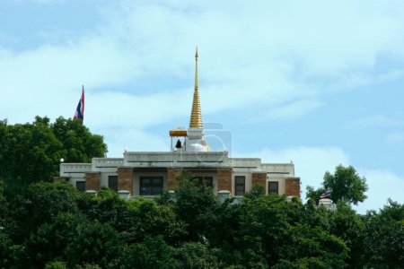La pagoda real en la cima de la colina de Tang Kuan es el símbolo de la ciudad de Songkhla con la estatua del maestro tailandés Monk Long Por Toud con vistas a la ciudad.